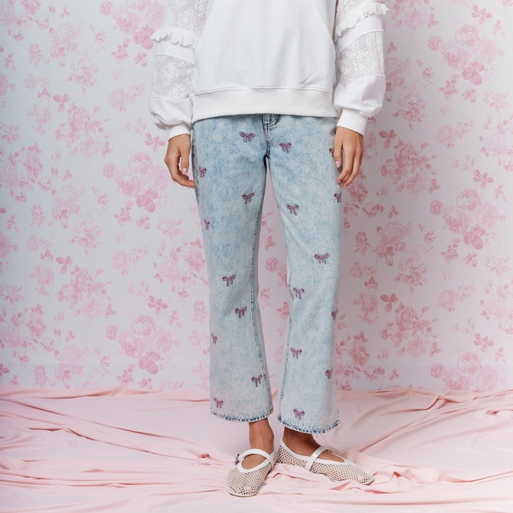 ✨BOUTIQUE BNWT Kayla Embroidered Cropped Denim Jeans 🎀 - Picture 2 of 5